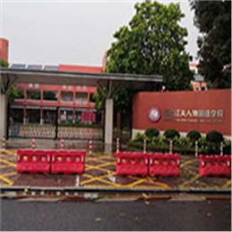 岑松江夫人外国语学校护眼教室灯改造完毕